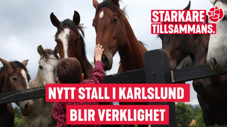 Bild på hästar och en pojke klappar den ena hästen på nosen. På bilden står det nytt stall blir verklighet och i det högra översta hörnet står det starkare tillsammans och Socialdemokraternas ros. 