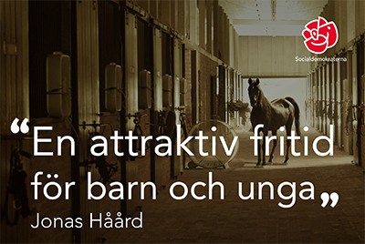 Bild på ett stall och en häst står i bakgrunden. På bilden står citatet En attraktiv fritid för barn och unga Jonas Håård. I övre högra hörnet är Socialdemokraternas logga.