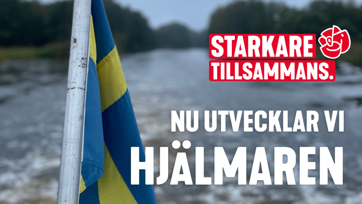 Bild på aktern på en båt, svallande vågor i bakgrunden och i förgrunden ses svenska flagga. På bilden står det nu utvecklar vi Hjälmaren. I övre högra hörnet ligger loggan Starkare tillsammans och Socialdemokraternas ros.