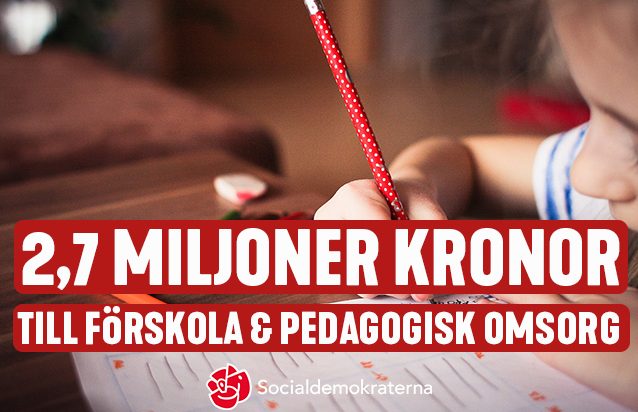 Bild på ett litet barn som sitter och skriver. På bilden står 2,7 miljoner kronor till förskola och pedagogisk omsorg. I botten ligger Socialdemokraternas ros.