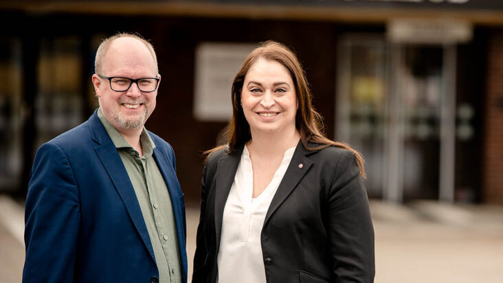 Thomas Gustafsson och Rachel De Basso, regionråd för Socialdemokraterna i Region Jönköpings län.